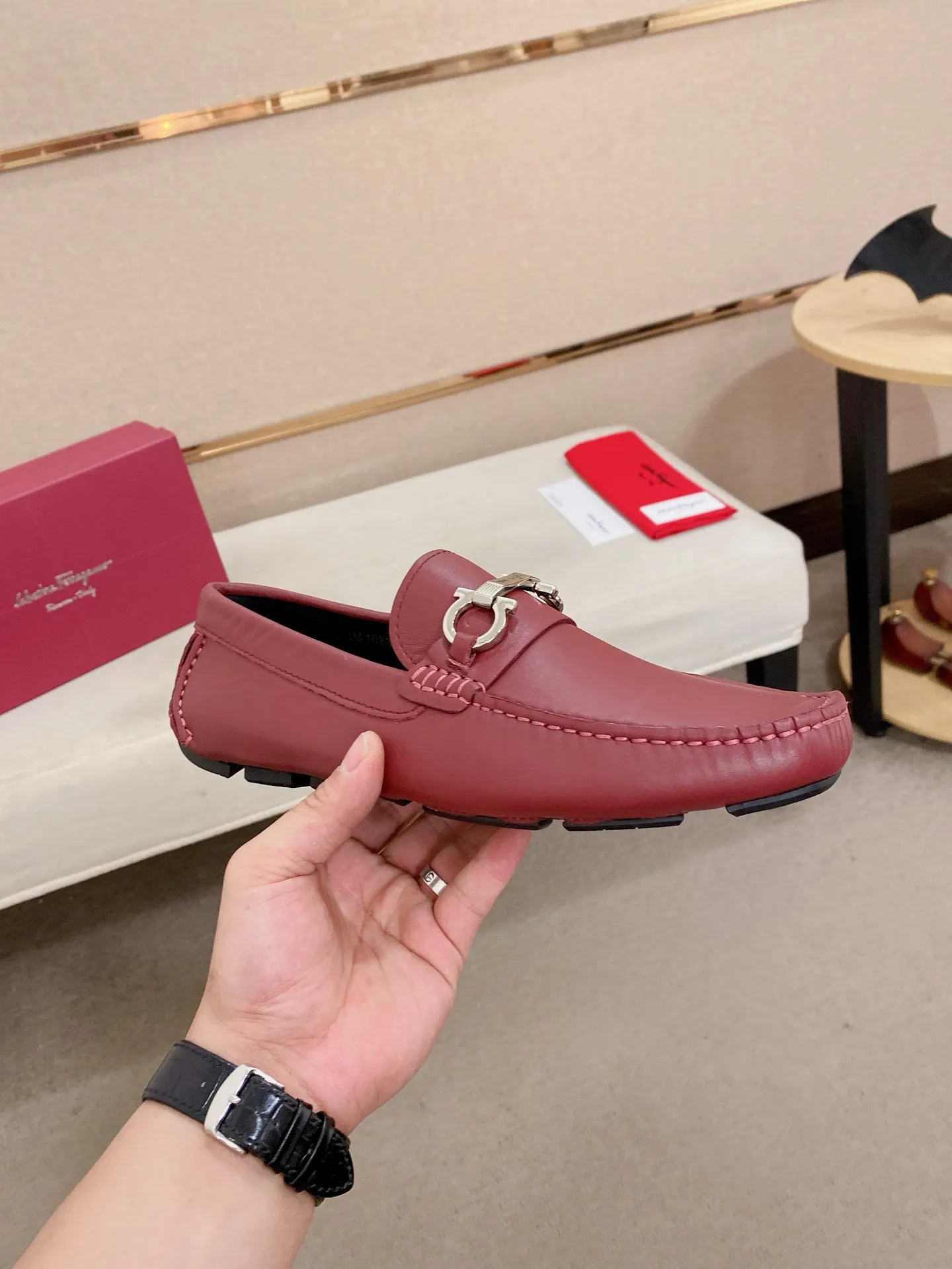 Men's shoes💰: 540💰High-end quality! Ferragamo🆕🆕Exclusive hot-selling products in stock🔥🔥New products on the shelves, high-quality Ferragamo men's pea shoes, high-end casual driving shoes, with complete packaging! 💪 💪 Material: imported first-layer pebbled cowhide 🐂 + imported high-quality water-dyed cowhide lining + wear-resistant outsole 👍🏻👍🏻 Features: high-end and comfortable, purely handmade 🚀 🚀 Create the perfect shoe that suits you best 🔥 🔥 Size: (38-44) 45 standard size can be customized!